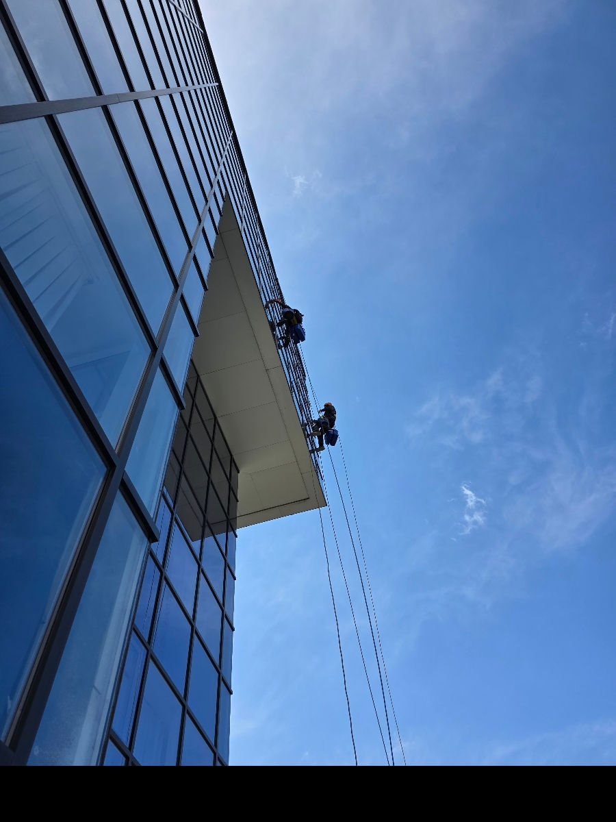 Spalare ferestre si fatade la orice înălțime, мойка окон и фасадов на любой высоте imagine 4