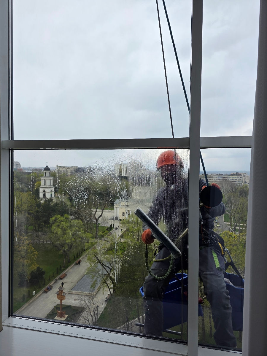 Spalare ferestre si fatade la orice înălțime, мойка окон и фасадов на любой высоте imagine 5