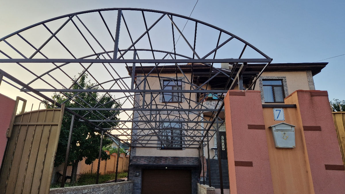 Vopsim Garduri, Porți și alte elemente din Metal, Piatră, Beton sau Lemn. imagine 8